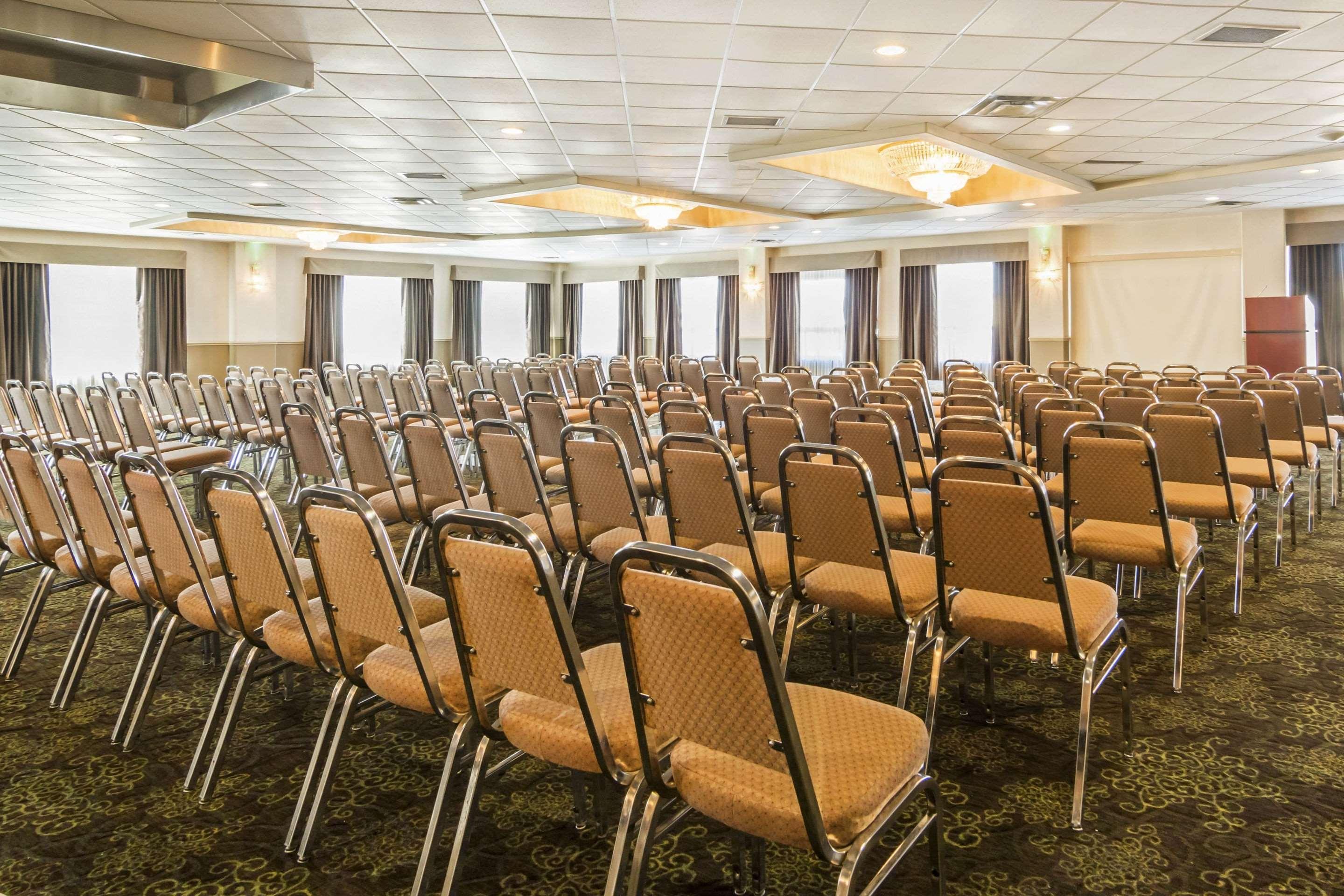 Clarion Hotel & Conference Centre Sherwood Park Exterior photo
