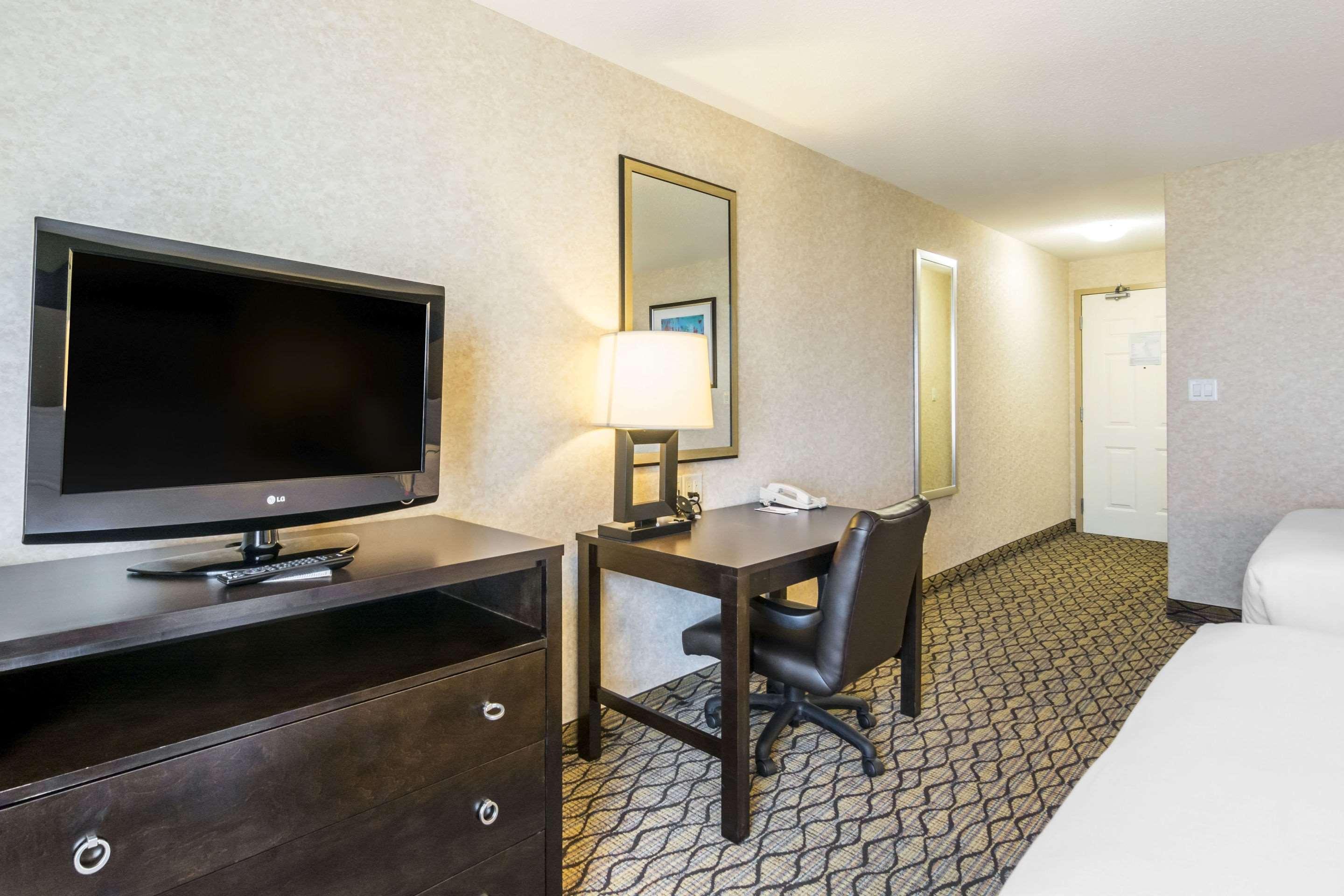 Clarion Hotel & Conference Centre Sherwood Park Exterior photo