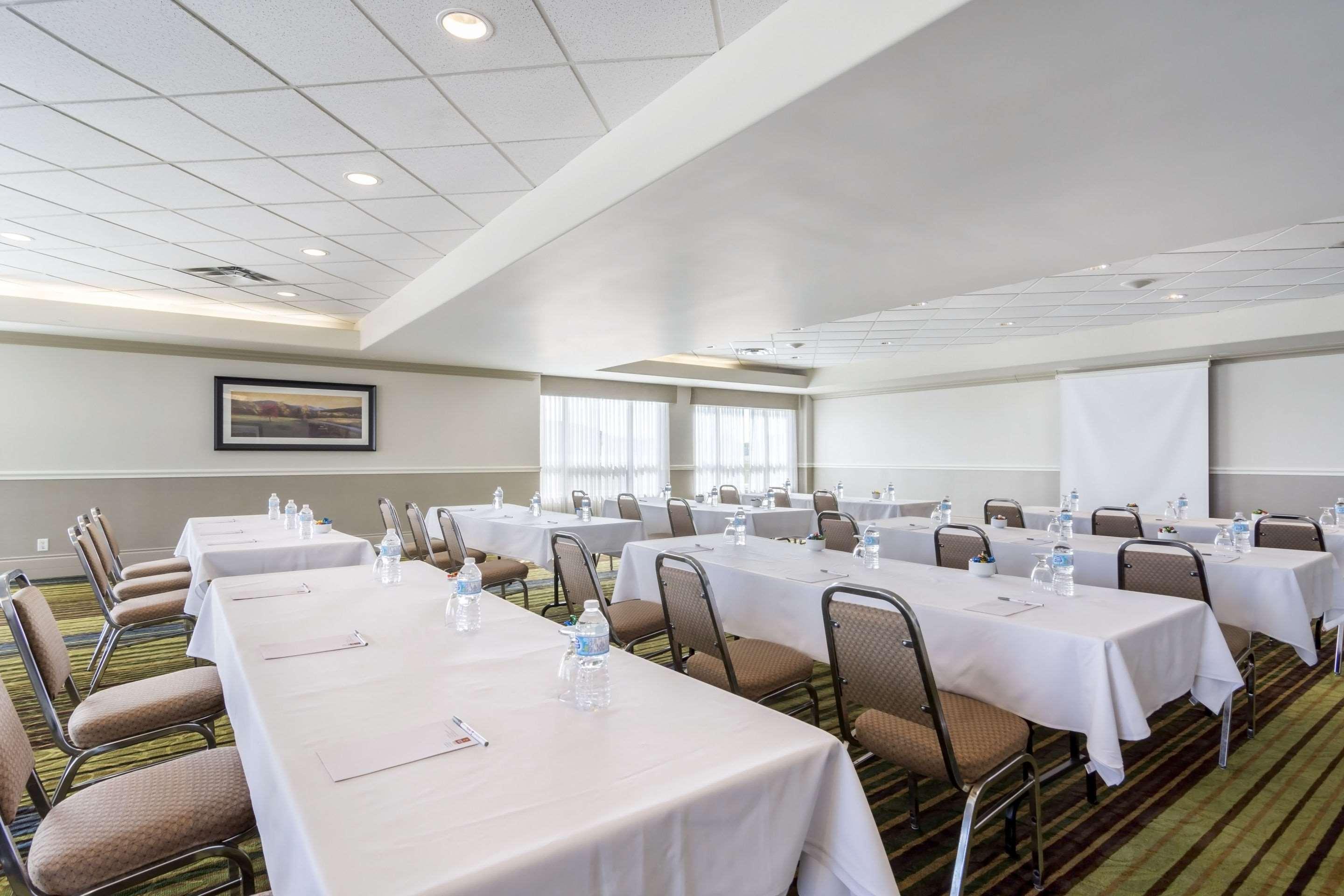 Clarion Hotel & Conference Centre Sherwood Park Exterior photo